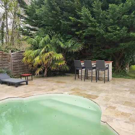 Holiday home Maison Au Calme Sur Grand Terrain Avec Piscine Saint-Vivien-de-Medoc