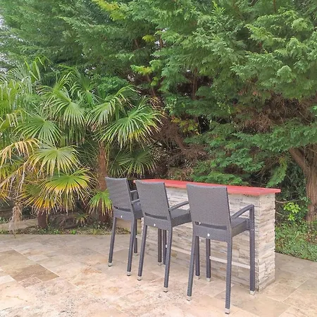 Holiday home Maison Au Calme Sur Grand Terrain Avec Piscine