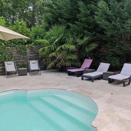 Maison Au Calme Sur Grand Terrain Avec Piscine Holiday home Saint-Vivien-de-Medoc