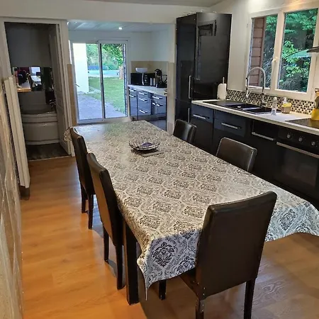 Maison Au Calme Sur Grand Terrain Avec Piscine Holiday home Saint-Vivien-de-Medoc
