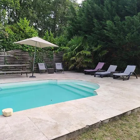 Holiday home Maison Au Calme Sur Grand Terrain Avec Piscine Saint-Vivien-de-Medoc
